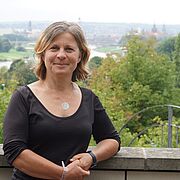 Frau in schwarzem Shirt, lacht