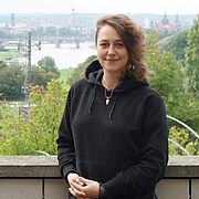 Frau in schwarzem Pullover, lacht